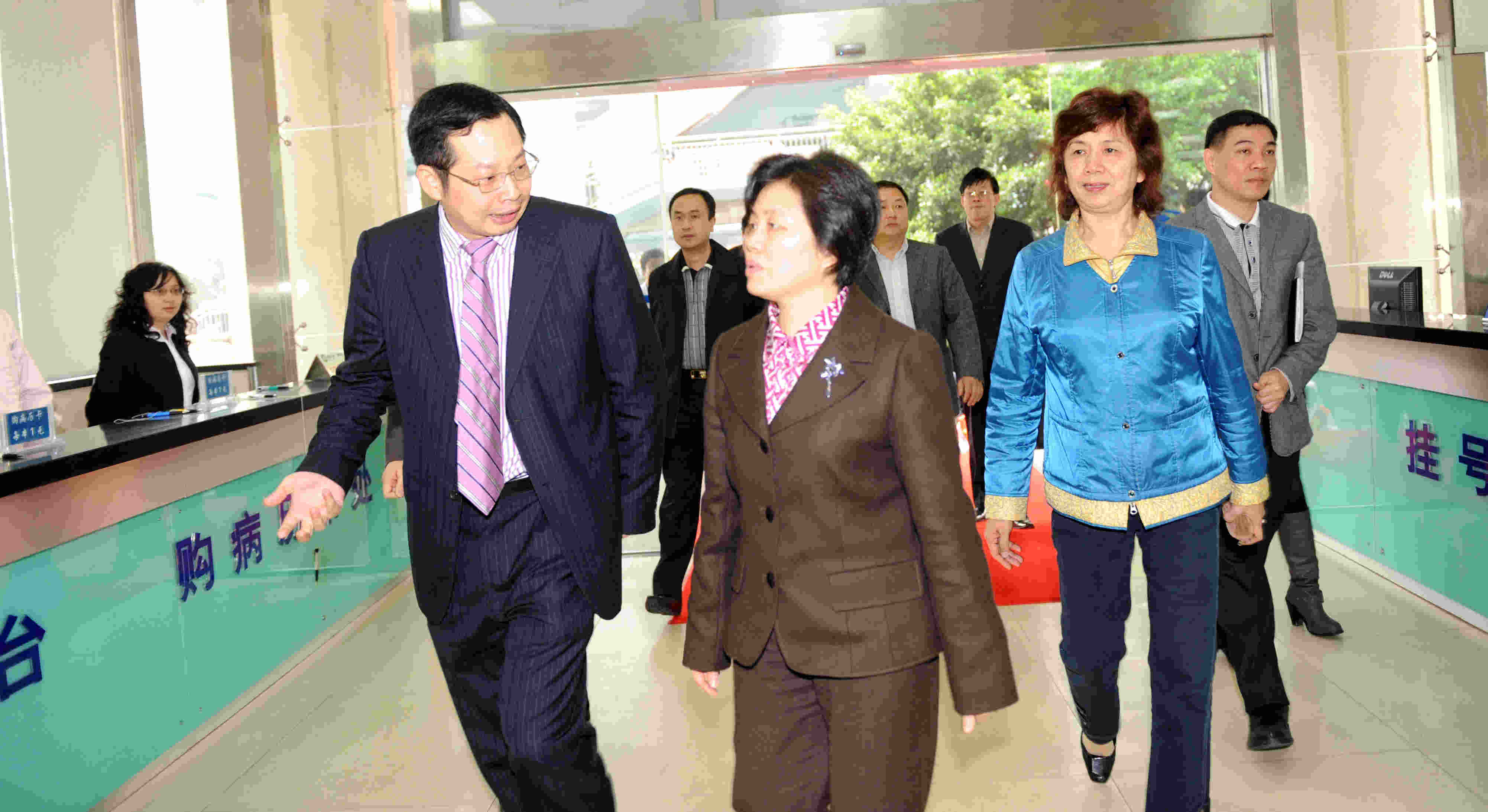 2010年3月，副省长陈桦来厦门眼科中心调研参观