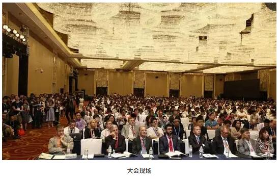 华厦眼科医院集团众多专家受邀出席，并在多个重要论坛作专题发言、论文发言和壁报交流(郭海科教授和张广斌教授在多个论坛担任会议主持)，与国内外眼科同行坐而论道，大放异彩!其中，在“大师功夫论道”环节，华厦眼科医院集团业务副总院长、 席白内障专家、厦门大学附属厦门眼科中心郭海科教授凭借高明 的手术技巧，从13位世界 白内障屈光手术大师中脱颖