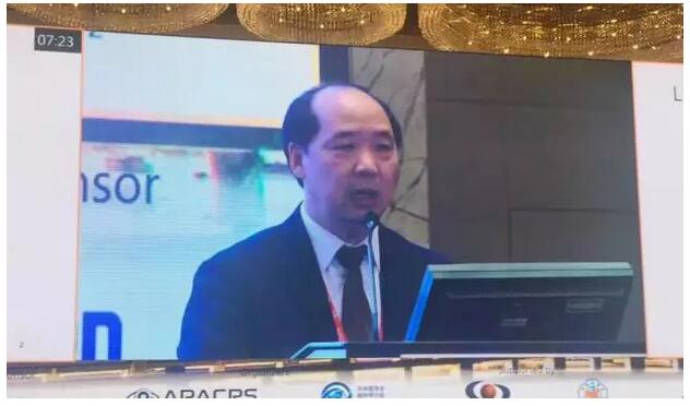 华厦眼科医院集团众多专家受邀出席，并在多个重要论坛作专题发言、论文发言和壁报交流(郭海科教授和张广斌教授在多个论坛担任会议主持)，与国内外眼科同行坐而论道，大放异彩!其中，在“大师功夫论道”环节，华厦眼科医院集团业务副总院长、 席白内障专家、厦门大学附属厦门眼科中心郭海科教授凭借高明 的手术技巧，从13位世界 白内障屈光手术大师中脱颖