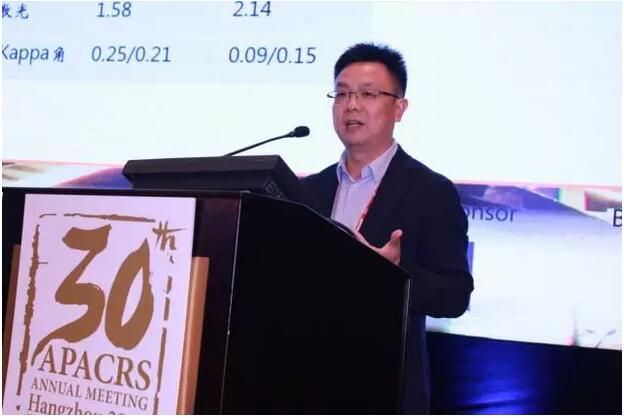 华厦眼科医院集团众多专家受邀出席，并在多个重要论坛作专题发言、论文发言和壁报交流(郭海科教授和张广斌教授在多个论坛担任会议主持)，与国内外眼科同行坐而论道，大放异彩!其中，在“大师功夫论道”环节，华厦眼科医院集团业务副总院长、 席白内障专家、厦门大学附属厦门眼科中心郭海科教授凭借高明 的手术技巧，从13位世界 白内障屈光手术大师