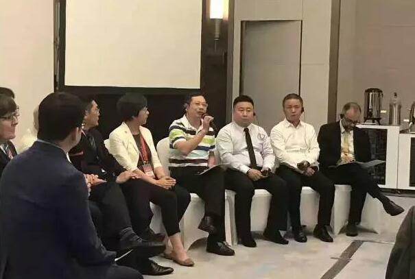 华厦眼科医院董事长苏庆灿受邀出席，并在主题讨论环节中分享了华厦眼科 特的 发展之道。