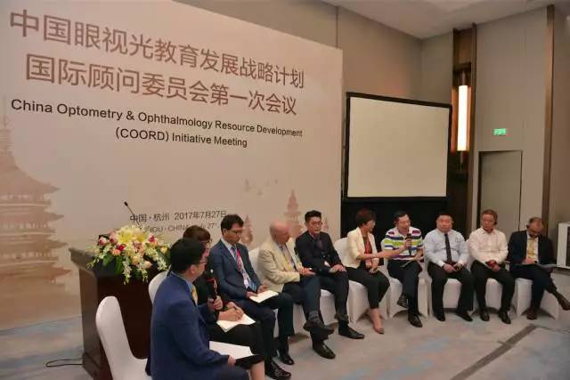 华厦眼科医院董事长苏庆灿受邀出席，并在主题讨论环节中分享了华厦眼科 特的 发展