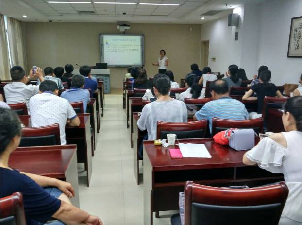 为纪念中国共产党成立96周年，深入推进“两学一做”教育活动，华厦眼科医院集团党委书记陈宝贵同志，华厦眼科医院集团党委副书记、厦门眼科中心党总支书记陈逸恬同志，党委委员张秀恋同志，以及支部三十余名党员同志参加了集团党委组织的庆祝“七一”主题党日