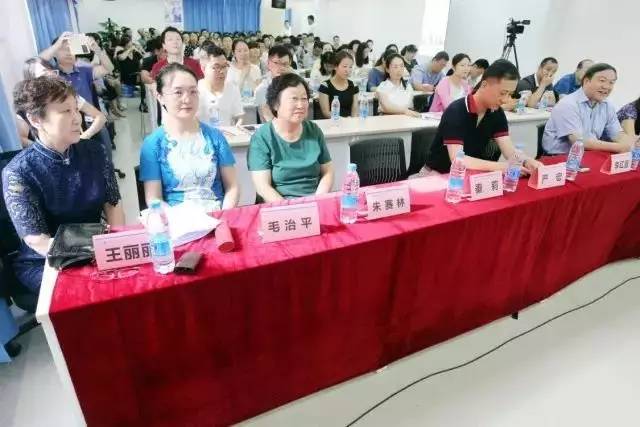 由西安市雁塔区医疗管理协会与华厦眼科医院集团主办的医路同心·光明论道——华厦·西安2017斜视与小儿眼科学术会议在西安华厦眼科医院学术会议厅隆重召开。