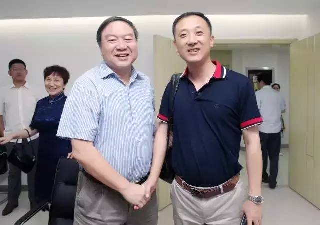 由西安市雁塔区医疗管理协会与华厦眼科医院集团主办的医路同心·光明论道——华厦·西安2017斜视与小儿眼科学术会议在西安华厦眼科医院学术会议厅隆重召开。