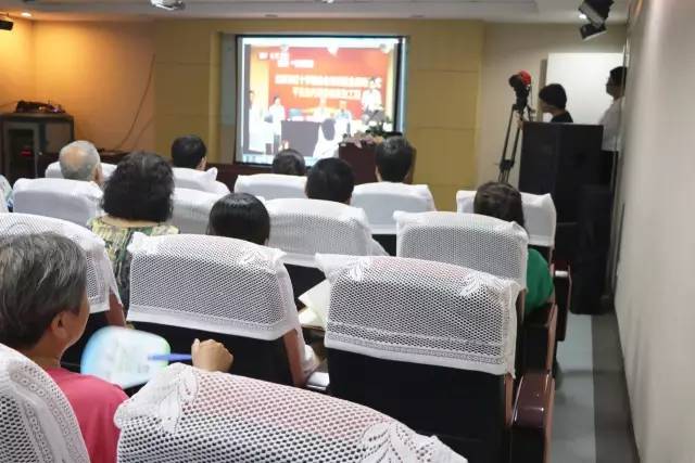 华厦眼科医院联合北京市红十字基金会、奥运村街道、养老驿站、中心等公益机构广泛开展各类“关爱老人眼健康专家讲座义诊”公益活动近千场