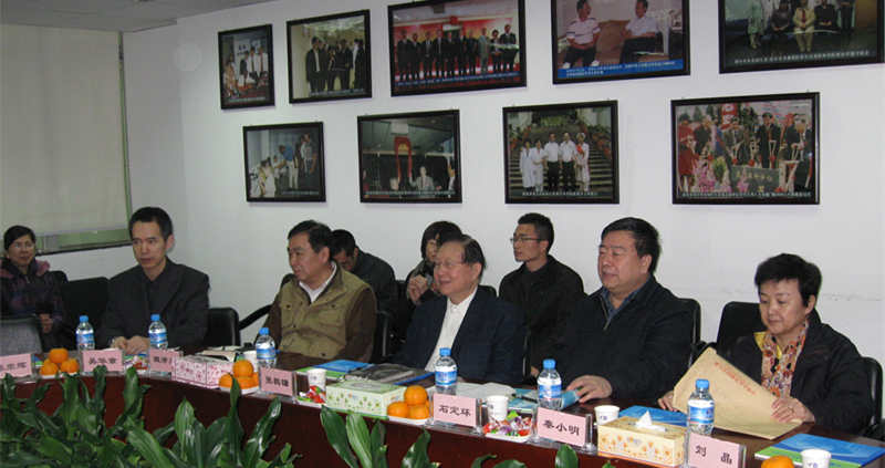 2012年2月， 参事张鹤镛一行来厦门眼科中心调研指导