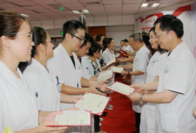 厦门大学附属厦门眼科中心2017年住院医师结业典礼在眼科17楼会议室举行。黎晓新、赵堪兴、吴国基、王骞、侯家敏、张广斌等我院及集团领*，各学科带头人、各行政职能部门负责人