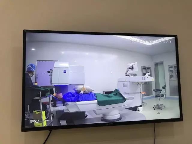 9月9日，杭州华厦眼科医院举行全飞秒近视手术演示，在半个多小时内，杜新华院长为6名近视患者 施行了德国蔡司VisuMax3.0版全飞秒手术，大伙亲身体会到了SMILE手术的快速、轻松、微创、安全。一名在手术室外等候的家属表示，犹豫担心了一年多，女儿终于可以笑看人生。.jpg