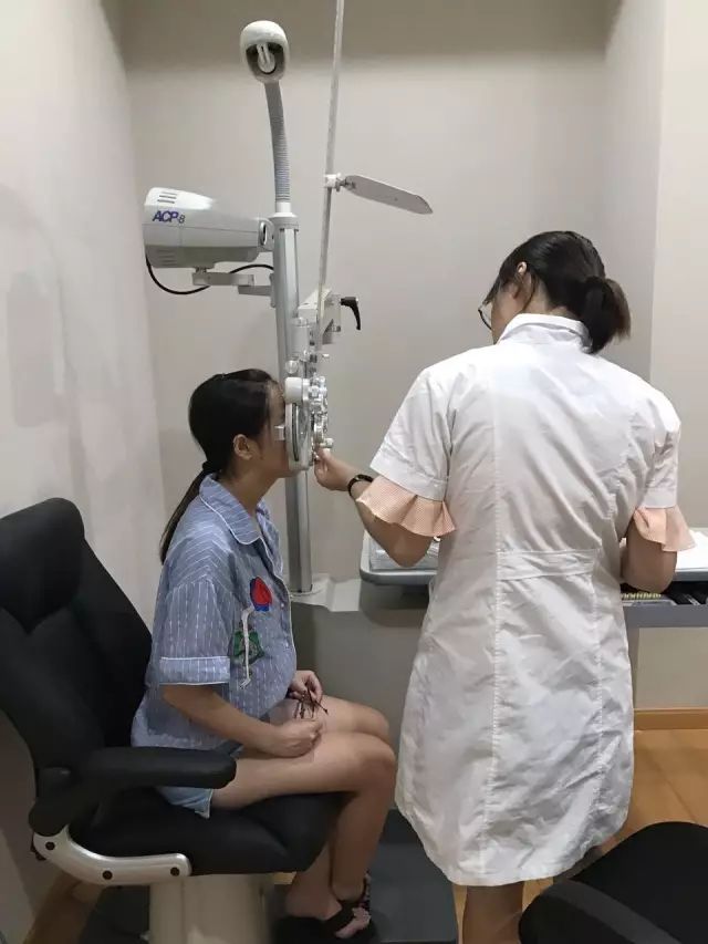 9月9日，杭州华厦眼科医院举行全飞秒近视手术演示，在半个多小时内，杜新华院长为6名近视患者 施行了德国蔡司VisuMax3.0版全飞秒手术，大伙亲身体会到了SMILE手术的快速、轻松、微创、安全。.jpg