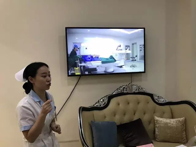 9月9日，杭州华厦眼科医院举行全飞秒近视手术演示，在半个多小时内，杜新华院长为6名近视患者 施行了德国蔡司VisuMax3.0版全飞秒手术，大伙亲身体会到了SMILE手术的快速、轻松、微创、.jpg