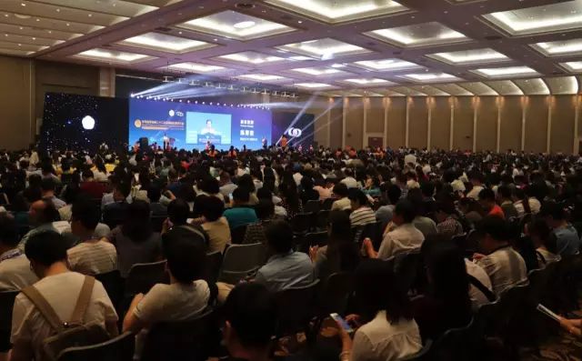 9月14日上午，在 22届全国眼科学术大会开幕式上，华厦眼科医院集团本部：厦门大学附属厦门眼科中心总院长黎晓新教授手捧奖杯，站在中美眼科学会眼科科学研究较高荣耀“金钥匙奖”的颁奖台上。.jpg