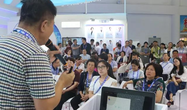 王骞教授发表《近视手术的多元化选择》的演.jpg