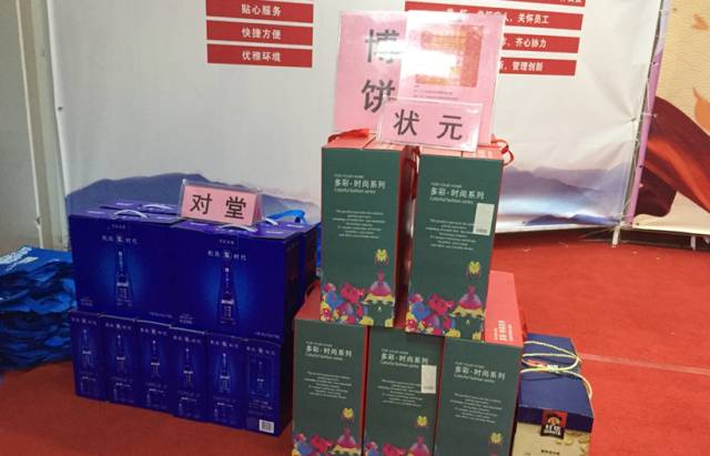 厦门眼科中心中秋爱眼科普三部曲活动在17楼举行，很多市民趁着周末赶来参加，现场有眼病知识讲座、 眼部检查，以及激动人心的博饼。.jpg