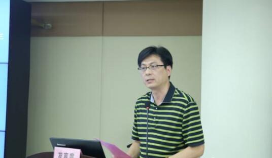  批诚信医疗机构代表徐州复兴眼科医院邱杨明院长发起“坚持依法执业倡导诚信行医”自律倡议：“人无信不立，业无信不成，国无信则衰。”为了履行救死扶伤， 人民身体健康和生命安全的神圣职责，以高明的技术全心全意为患者服务，规范行医，维护医术的圣洁和荣誉.jpg