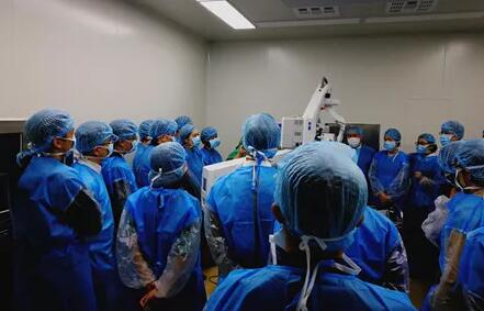 10月24日，成都华厦眼科医院CO2激光辅助深层巩膜切除术培训会圆满落幕。本次培训会由成都华厦眼科医院青光眼科主任、副主任医师胡建旗医生用猪眼为参会人员演示了CLASS手术全过程，并指导学员进行了实际操作，学员们纷纷表示手术操作简单易懂易学，培训活动取得圆满 。.jpg