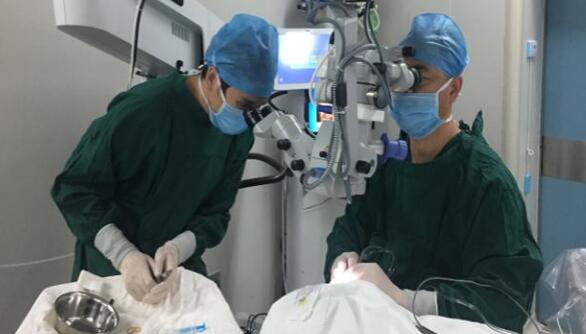 10月29日，一位职业性白内障男子，在厦门眼科中心手术后 复明。值得一提的，不少人对于其从事职业会导致的“职业性白内障”并不在意，但根据厦门眼科中心白内障专科陈伟主任介绍，在接诊中，职业性白内障并不少见，对于这些行业从业人员如何做好眼病防护，也进行了详细的介绍。2.jpg
