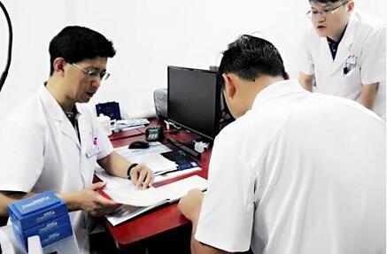 自厦门眼科中心开设遗传眼病门诊以来，全国各地前来寻求世界眼遗传病基因医治 专家 教授帮助的患者，络绎不绝。 教授表示，遗传性眼病种类繁多，致病原因比较复杂，可能是单纯的一种遗传因素引起的，也可能是多种遗传因素引起的，还可能和环境因素有关，传统的方法难以 。而当下的基因检测诊疗技术，有可能通过基因检测找到致病的突变基因，并有望对某些由单一基因突变造成的疾病在将来进行基因医治。1.jpg