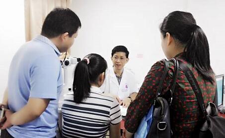 自厦门眼科中心开设遗传眼病门诊以来，全国各地前来寻求世界眼遗传病基因医治 专家 教授帮助的患者，络绎不绝。 教授表示，遗传性眼病种类繁多，致病原因比较复杂，可能是单纯的一种遗传因素引起的，也可能是多种遗传因素引起的，还可能和环境因素有关，传统的方法难以 。而当下的基因检测诊疗技术，有可能通过基因检测找到致病的突变基因，并有望对某些由单一基因突变造成的疾病在将来进行基因医治。3.jpg
