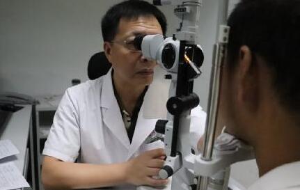 “小小竹棍把我害的好苦啊!幸好，遇到了厦门眼科中心眼整形科的胡继发副主任。医术好、态度好。大医院 医生就是不一样!”——医治眼睛后的老李激动的说道1.jpg