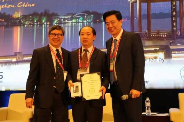 　　他是我国多次受邀于世界眼科大会、美国眼科年会、亚洲太平洋地区眼科年会等环球眼科会议进行现场手术表演的医生;是国内较早开展表面麻醉下小切口白内障超声乳化吸除联合折叠人工晶体植入术、有晶体眼人工晶体植入术的医生;也是目前我国白内障人工晶体植入手术量较多的医生。他就是——华厦眼科医院集团业务副总院长、上海和平眼科医院院长郭海科教授!3.jpg