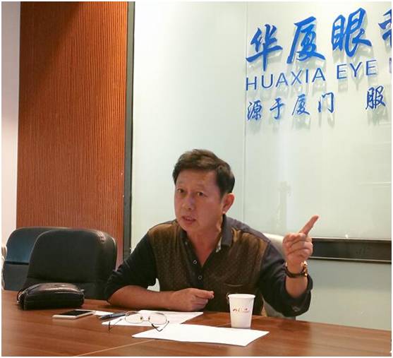 评审现场：厦门摄影家协会原副主席兼秘书长赵建军.jpg