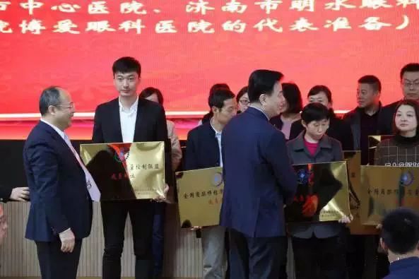 10月28日，由中华医学会角膜病学组组织、 个总部落户山东的全国性专病联盟—全国角膜移植质量控制联盟成立授 仪式在山东省眼科医院举行，重庆华厦眼科医院成为全国 批角膜移植质量控制联盟成员单位。仪式上，中华医学会角膜病学组组织等高度评价重庆华厦眼科医院的角膜移植技术。3.jpg