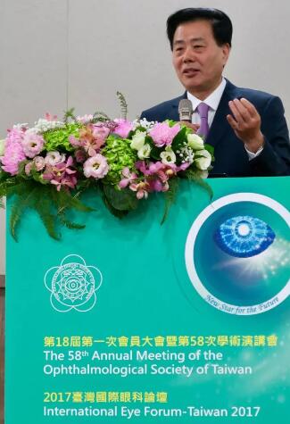 会议 日开幕式上中国台湾眼科学会理事长翁林仲教授 先邀请姚克教授上台代表中华医学会眼科学会致辞，对大会隆重召开表示祝贺。姚教授在致辞中说：“近年来，海峡两岸眼科界的交往日益密切和深入，两岸眼科同仁频繁互访，共同分享学术成果，共同推动两岸眼科医疗技术的进步，为实现中华眼科与环球接轨、.jpg