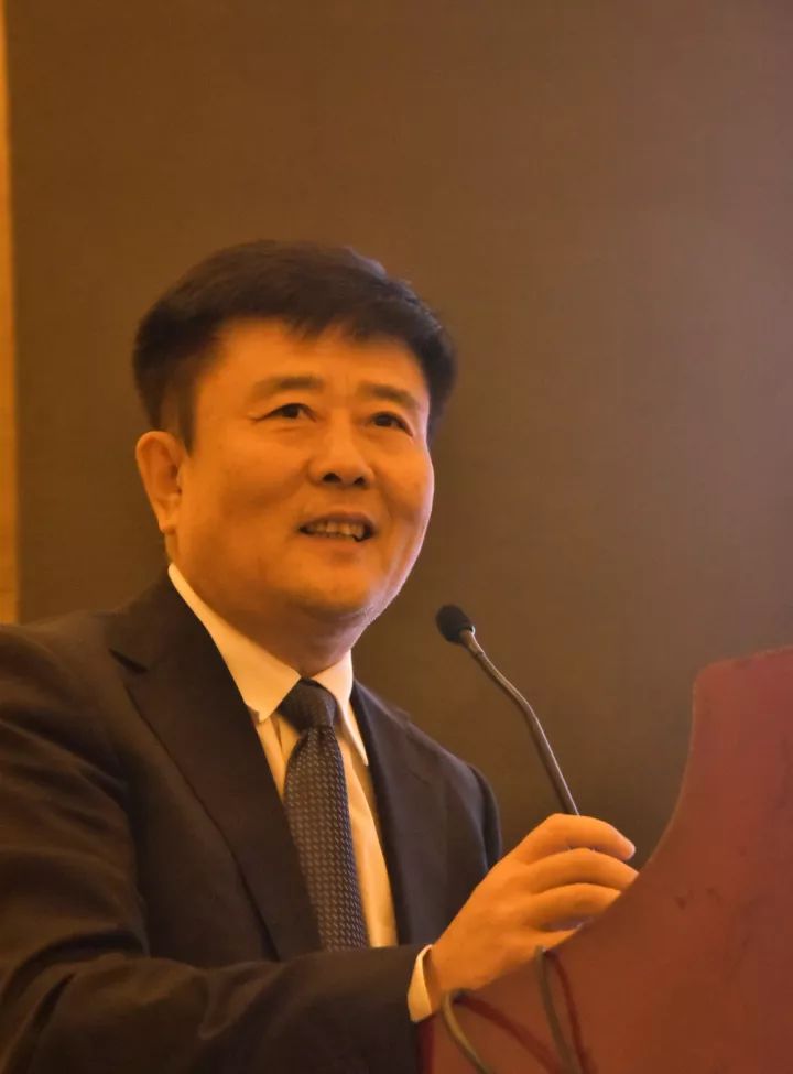 华厦眼科医院集团副总院长、华厦眼科集团学术委员会屈光手术分委会主委王骞教授发表了《全飞smile临床技巧》的演讲。.jpg