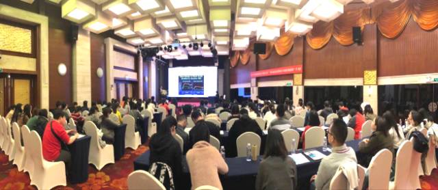 本次学术会议由深圳华厦眼科医院主办，邀请了来自国内外众多眼科专家大咖进行专题讲座，共同探讨和分享国内外眼科领域的 与发展，进一步加强了眼科界同仁之间的交流和学习。.jpg