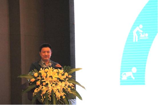 深圳星医科技有限公司CEO、原深圳市卫计委医政处处长廖庆伟发表了《智能眼底病筛查及远程视频MDT》的演讲.jpg