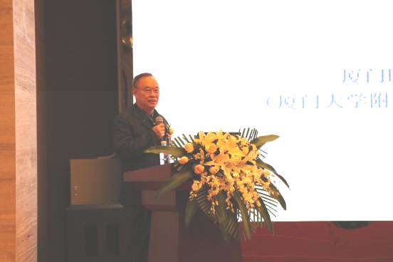 厦门眼科中心业务院长、眼底病 学科带头人吴国基教授发表了《染色玻璃体手术》的演讲.jpg