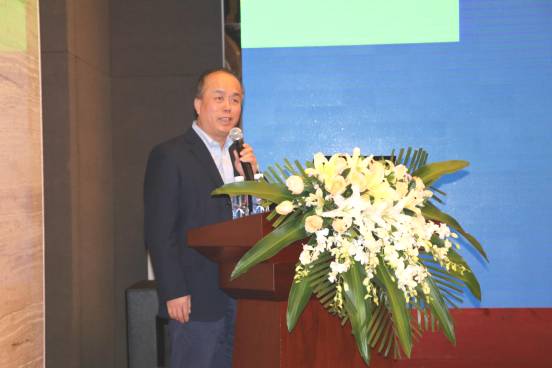深圳市眼科医院眼底内科主任医师陈青山主任发表了《慢性中浆的微脉冲激光医治》的演讲.jpg
