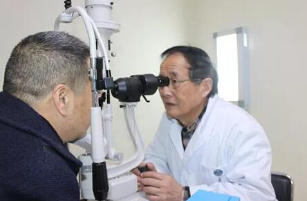12月11日，听闻成都华厦眼科医院出现罕见的“阴阳眼”病 后，中国新闻社、成都商报、华西都市报、成都日报、成都电视台等主流新闻媒体的记者纷纷来院采访报道。原来是国内眼眶肿瘤 ，经验极为丰富的罗教授为吴先生精心设计了右眼肿物切除及超高频射频消融手术，既保住患者右眼眼球及视力，又避免将来出现 失明的状况。1.jpg
