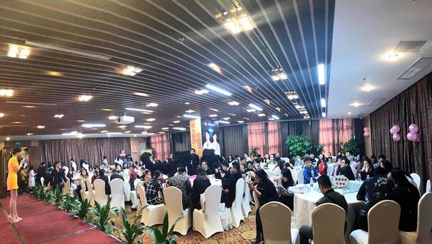 12月24日下午，“以橙待城，睛彩2018——华厦眼科新老会员跨年盛典”在雅枫环球酒店圆满结束。活动现场，深圳华厦眼科医院的屈光手术专家们详细给大家介绍了近视手术 知识，玩游戏、砸金蛋、抽大奖等各项好玩刺激的项目，更是让大家提前感受到“双旦喜临门”的喜悦。1.jpg