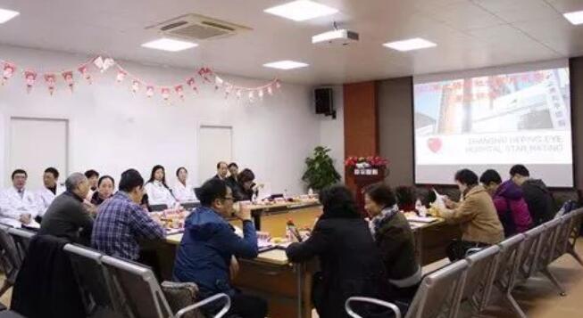 12月23日上午8时许，由上海市社会医疗机构协会组织的专家评审团在闫东方会长的带领下一行已经冒着严寒抵达上海和平眼科医院。专家们抵达医院二楼学术报告厅落座后，上海和平眼科医院郭海科院长、陈凤国总经理 先一一致辞对上海市社会医疗机构协会组织的专家评审团的来到表示热烈欢迎;随后，专家评审团听取了吴迺川名誉院长作星 医院创建工作汇报5.jpg