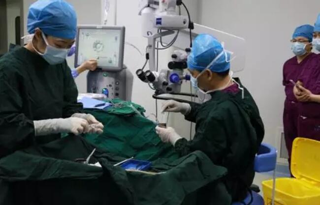 华厦 席白内障专家郭海科教授 专程到杭为航天功臣操刀这次为两位老人做手术的便是手术量 全国并刷新世界白内障手术记录、入选《中国 百强榜》全国白内障 十*的郭海科教授。2.jpg