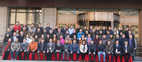 2017年安徽 届角膜病研讨会暨华厦眼科医院集团全国 一届角膜病学组研讨会上周六、日在合肥名人眼科医院召开。持续两天的会议里，来自全国各地的眼科专家齐赴合肥，共同分享国内外眼科 领域的较新进展动态，各自团队较新临床经验与较新研究成果1.jpg