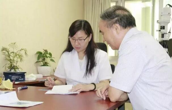青光眼医治起来相对其他病种较繁琐复杂，费时又费力，还要额外做很多无法在价值上体现的工作。临床上很多青光眼患者会有一些心理障碍，如抑郁症、焦虑症，他们或情绪低落或暴躁，同一个问题总反复询问.jpg