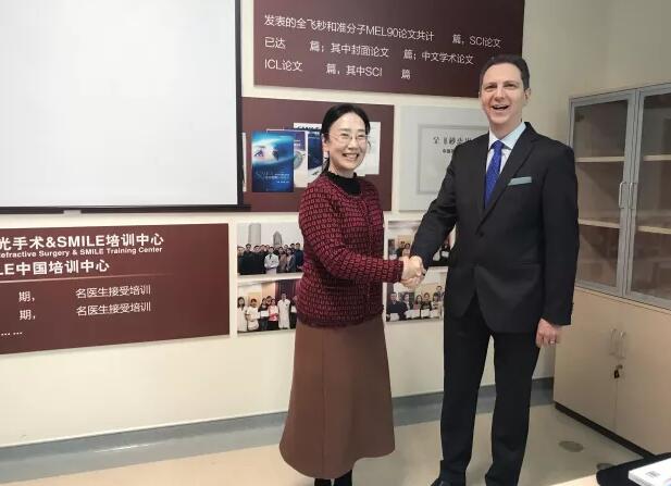 2018年1月5-7日，由复旦大学附属眼耳鼻喉科医院举办的 七届“关爱近视，微笑论坛”上海和平眼科医院屈光专科翟爱琴副院长和欧阳朝祜医学硕士受邀参加了此次盛会，与来自国内外数百 专家、学者及眼科同道齐聚，共襄2018年 场屈光学术盛宴10.jpg