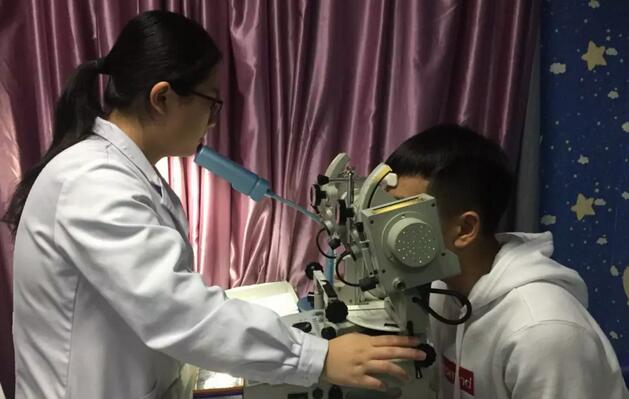 确诊小林患有斜视后，任主任建议小泉做斜视手术，以 眼位的同时也能把歪脖子病给治了。在小泉和父母商量下，小泉当天就办理了住院手续，并于隔天接受了斜视显微手术。术后 二天，小泉的父母便惊喜地发现小泉的脖子变直了。听到这消息，小泉也激动地找来一把镜子，左看右看，开心得不得了。他们还对前来查房的任主任连声道谢2.jpg