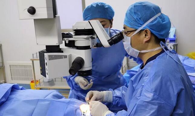 为关爱沂蒙老区人民眼部健康，临沂眼科医院现征集100位白内障患者，到院检查后， 符合手术条件，就可以 进行白内障手术!刚刚在临沂眼科医院做完白内障的姜阿姨，对于临沂眼科医院此次公益行动感激不已1.jpg