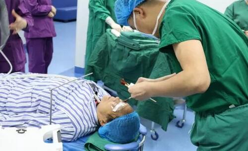 重庆华厦眼科医院安晓巨院长亲自为向婆婆施行“右眼瞳孔成形+白内障超声乳化吸除+人工晶体植入术”，并在术后给予抗炎对症支持医治，控制葡萄膜炎症状;为张阿婆施行“白内障超声乳化吸除+人工晶体植入术”。术后检查，向阿婆右眼视力从只有光感 到0.2;张婆婆视力从0.2 到0.6，视力都得到明显 5.jpg