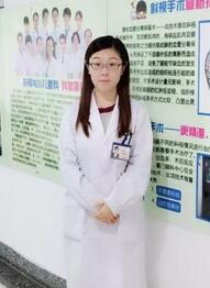 2017年对我来说是值得欣喜和感恩的一年。因为这一年我幸运地入选“中国眼科医师明日之星计划”，成为小儿眼科项目的 批学员，欣喜自己得到向专家名师学习的机会，感恩华厦集团给予的强大支持。11月我满怀激动和喜悦的心情启程前往厦门，走出高崎机场的那刻，厦门这座处处散发出迷人气息的城市用她春天般的阳光温暖了我忐忑的心1.jpg
