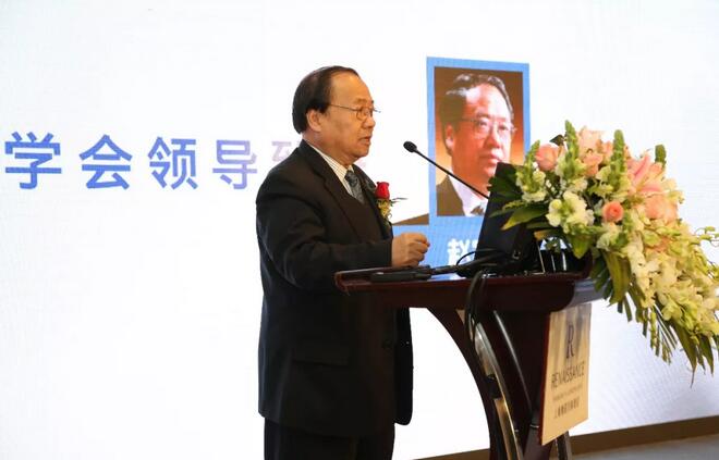 2018年1月20日，由中国非公医疗机构协会眼科 委员会主办，上海和平眼科医院承办的中国非公医疗协会眼科委员会屈光性白内障手术上海高峰论坛在上海豫园 丽大酒店隆重召开。大会内容聚焦屈光白内障手术相关问题，分为专家讲座、专题讨论及院长论坛三大板块进行。这是上海乃至全国的一*次大规模、高水准的眼科盛会，云集了来自全国 屈光白内障手术大咖们、专家学者和300余名眼科同仁齐聚一堂3.jpg