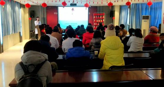 上周六（1月22日）上午合肥名人眼科医院如约举办了儿童近视防控专题讲座，来参加讲座的家长和小朋友们大约有五十多人，不得不说现场可是十分的热闹!1.jpg