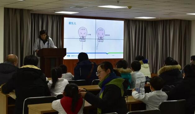 1月21日下午，由安徽理工大学附属眼科医院举办的“小小眼科医生”体验活动，让孩子们收获满满。穿上白大褂，当一*次小小医生，和孩子过一个与众不同的周末!1.jpg