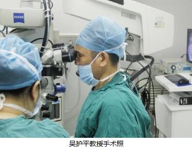 今年48岁画家梅女士来自青海，对视觉要求一向严格的她，放弃了在本地手术的机会，不远千里来到厦门眼科中心做“翼状胬肉”手术。因为她听说厦门眼科中心翼状胬肉手术技术高明，胬肉切除后无人复发。为了理想的手术 ，为了继续从事热爱的绘画工作，她觉得到厦门眼科中心手术是必然的选择。1.jpg