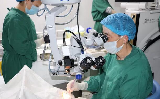 李春英(化名)老人今年72岁，老人患上白内障多年。到医院就诊的时，医院的医生了解到李奶奶平时喜欢看书、旅游，对术后的视觉质量特别在意。经过多方对比医生为李奶奶推荐了多焦点人工晶体。据医院的郝建院长介绍，多焦点人工晶体与传统人工晶体不同，它具有多个焦点，植入眼内后，患者各个距离都能看清楚，术后无需配镜，同时能够 降低夜间眩光，拥有令人满意的视觉质量,能够使眼睛“返老还童”1.jpg
