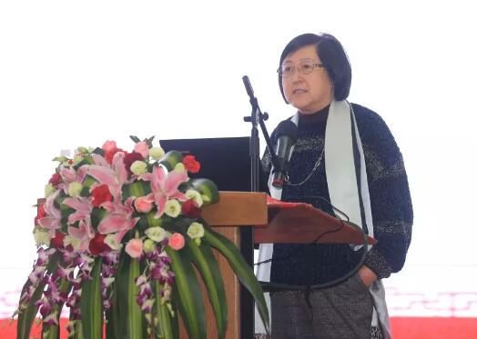 2017年是厦门大学附属厦门眼科中心璀璨夺目的一年，2017我们不仅迎来了20周年院庆，还在医教研等方面取得丰硕成果。门诊量达40多 人次，手术量5 人次，并且顺利通过了国家药物临床试验机构(GCP)资格认定。满怀丰收的喜悦，我们挥手作别砥砺奋进的2017，阔步迈入华章初展的2018。2.jpg